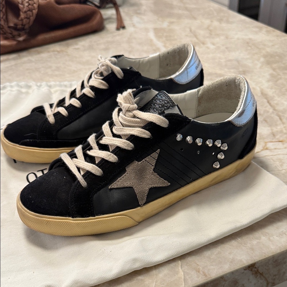 Women’s Super-Star in black leather and suede with silver studs

Worn twice